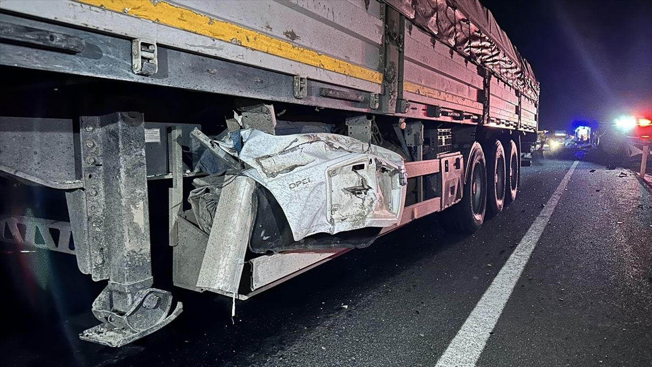 Şanlıurfa'da Tır ve Otomobil Çarpıştı: 1 Ölü, 1 Ağır Yaralı