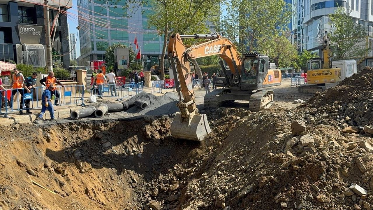 Sarıyer'de Çöken Yolda Onarım Çalışmaları 3. Gününde Devam Ediyor