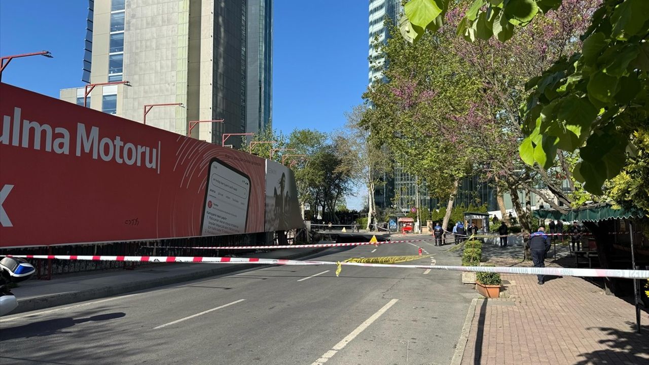 Sarıyer'de Eski Büyükdere Caddesi'nde Çökme: Yol Traffik'e Kapatıldı