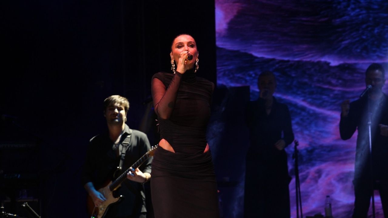 Sıla, Antalya'da Müzikseverlerle Bir Araya Geldi