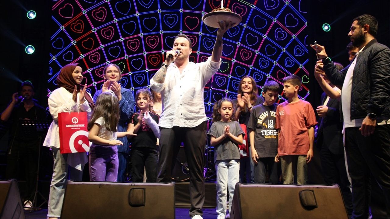 Sinan Akçıl Hatay'da Gençlik Konseri ile Hayranlarıyla Buluştu