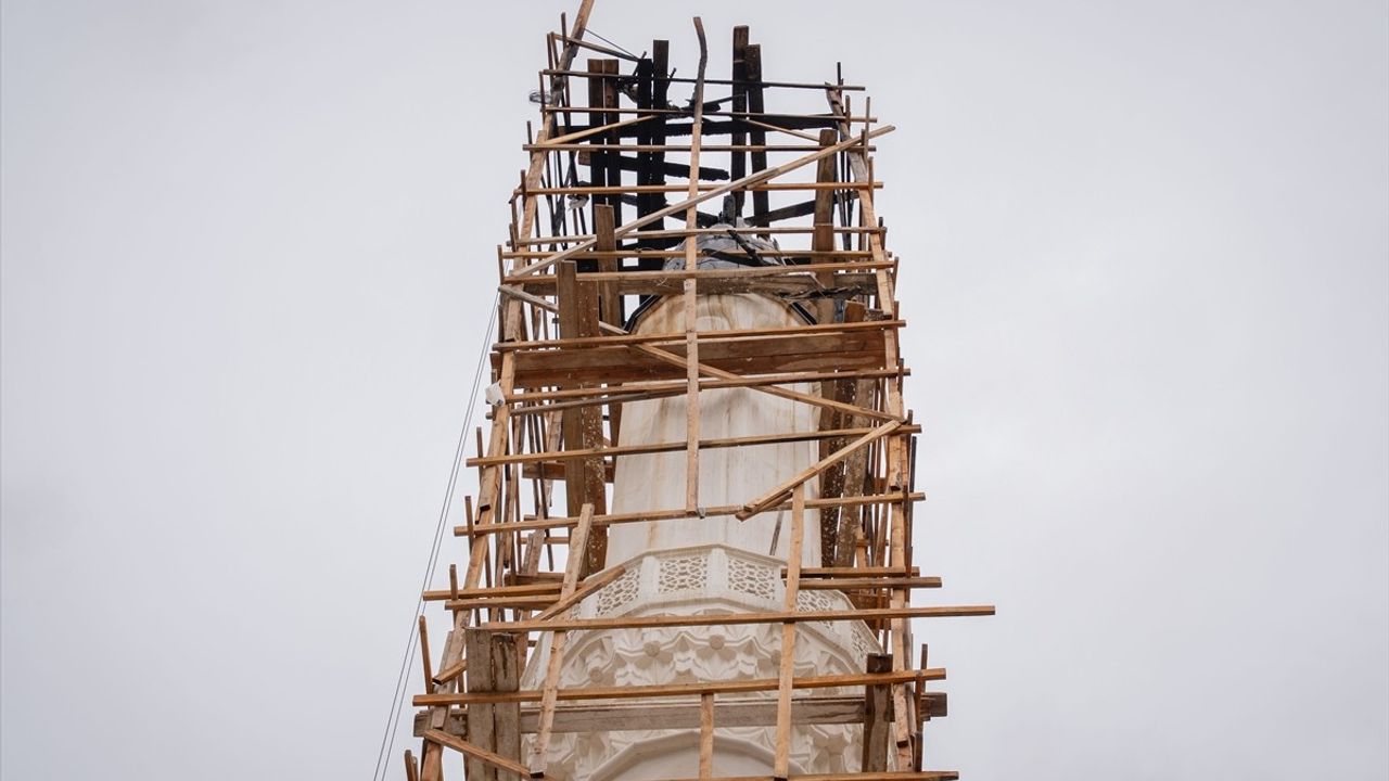 Sincan'da Yapımı Devam Eden Camii Minaresine Yıldırım Düştü