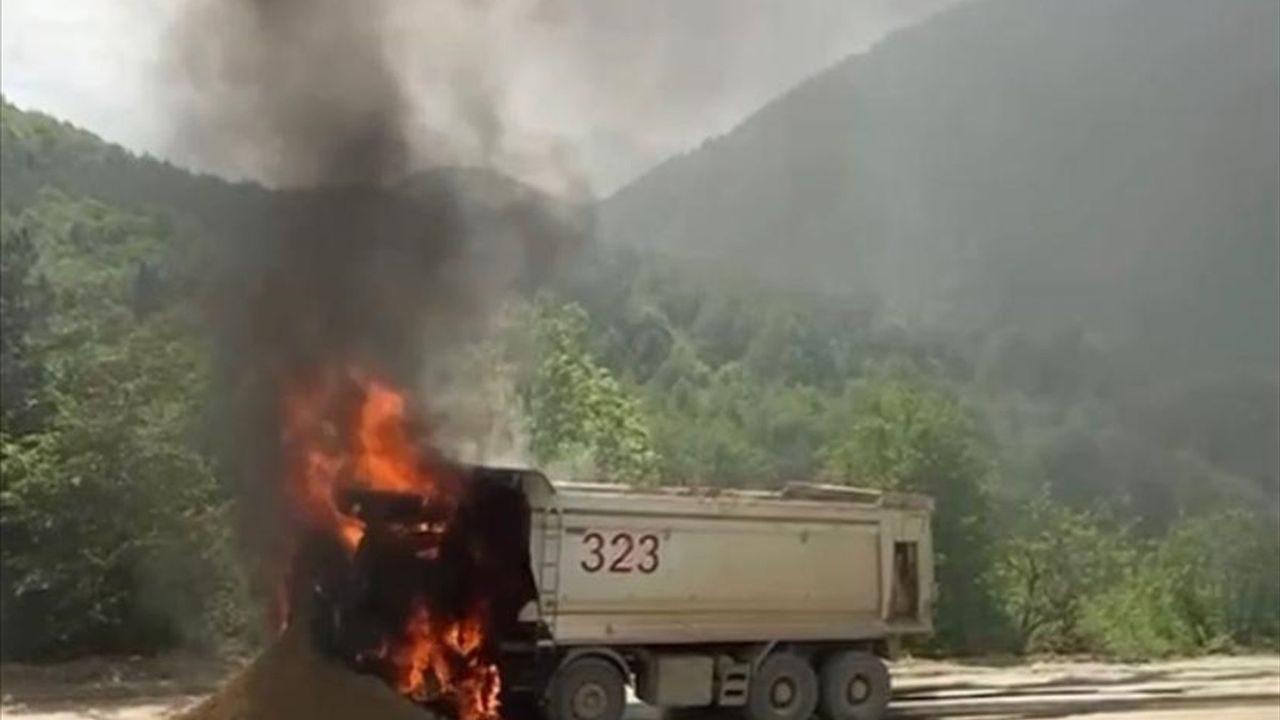 Sinop'ta Hafriyat Kamyonu Alev Aldı, Kullanılamaz Hale Geldi