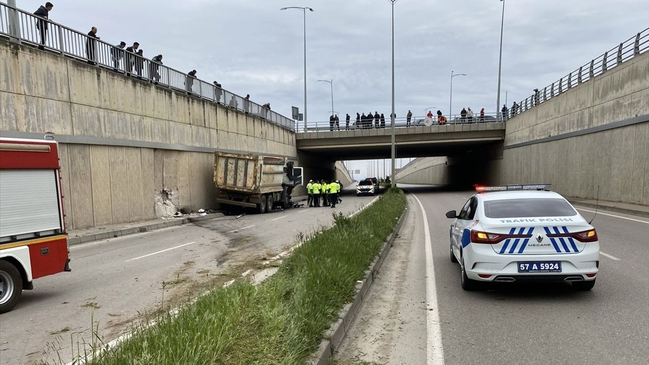 Sinop'ta Kamyon Alt Geçit Duvarına Çarptı: Bir Yaralı