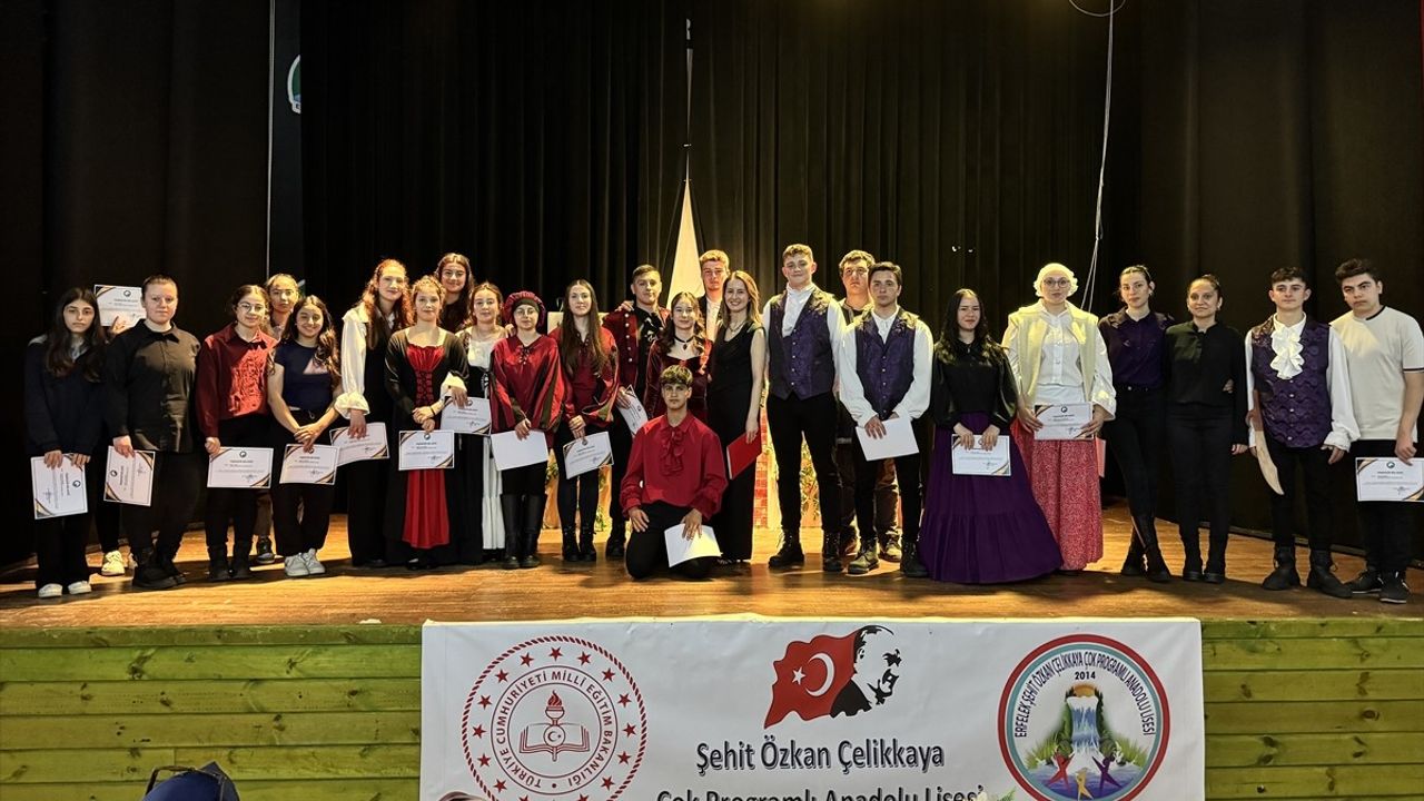 Sinop'ta Lise Öğrencileri Shakespeare'in 'Romeo ve Juliet' Oyununu İngilizce Sahneledi