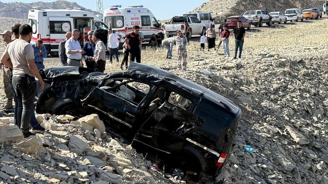 Şırnak'ta Hafif Ticari Araç Devrildi: 3 Kişi Hayatını Kaybetti, 3 Yaralı