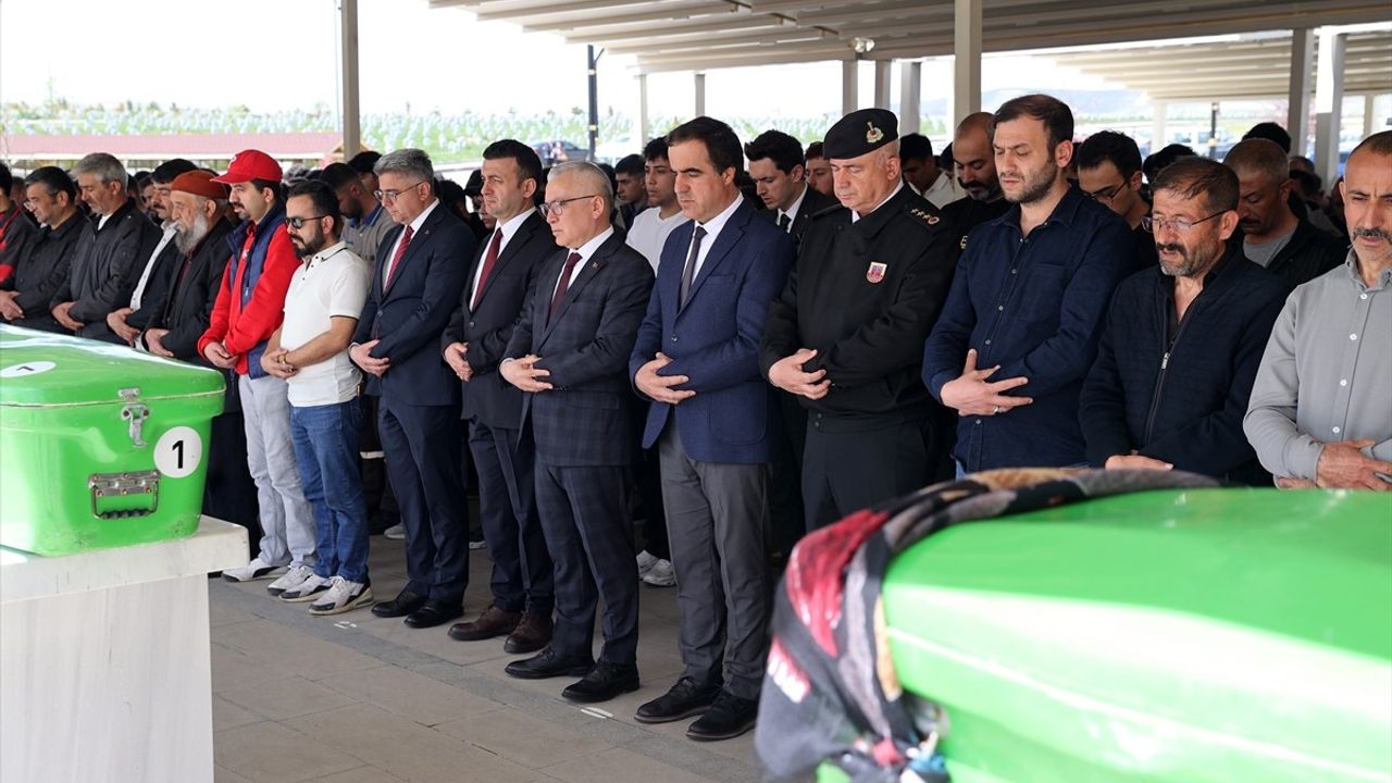 Sivas'ta Bıçaklanarak Öldürülen Kardeşler Son Yolculuğuna Uğurlandı