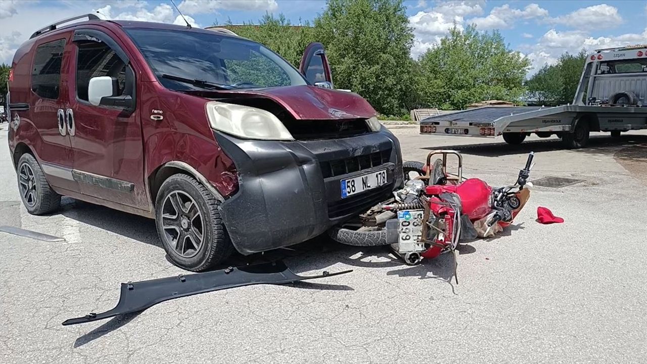 Sivas’ta Hafif Ticari Araç ile Motosikletin Çarpışması Sonucu 7 Kişi Yaralandı