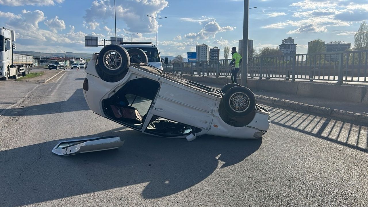 Sivas'ta Otomobilin Devrilmesi Sonucu 3 Kişi Yaralandı