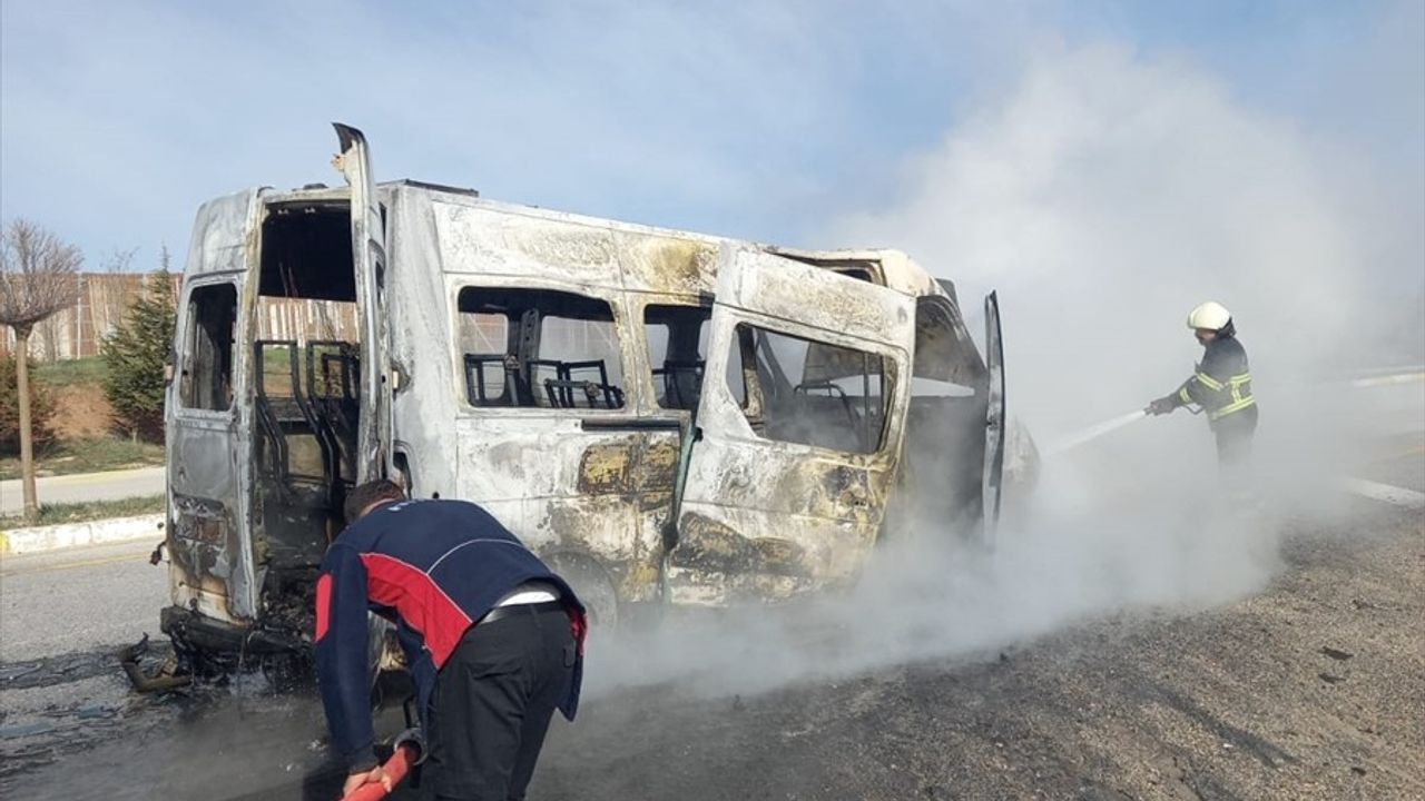 Sivas'ta Seyir Halindeki Servis Minibüsü Yangın Çıkardı