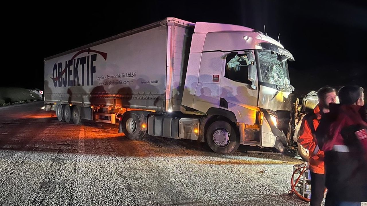 Sivas'ta Tır ile Pikap Çarpıştı: 1 Ölü