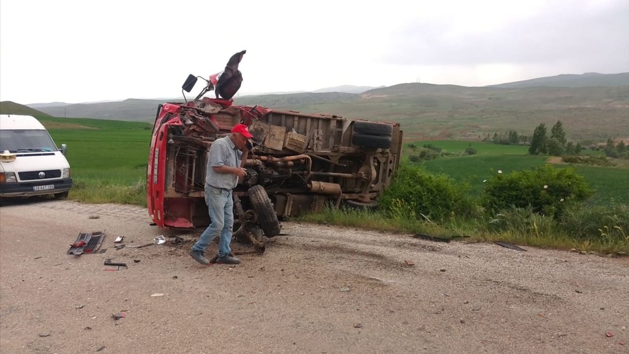 Sivas'ta Trafik Kazası: 2 Yaralı