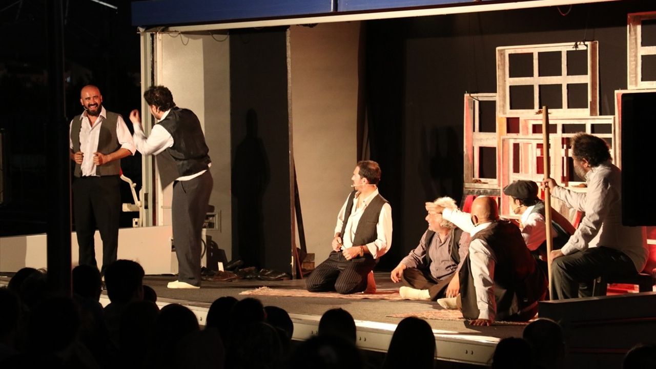 Sivas'ta 'Vagon Sahne Projesi' Kapsamında 'Misafir' Tiyatro Oyunu Sahnelendi