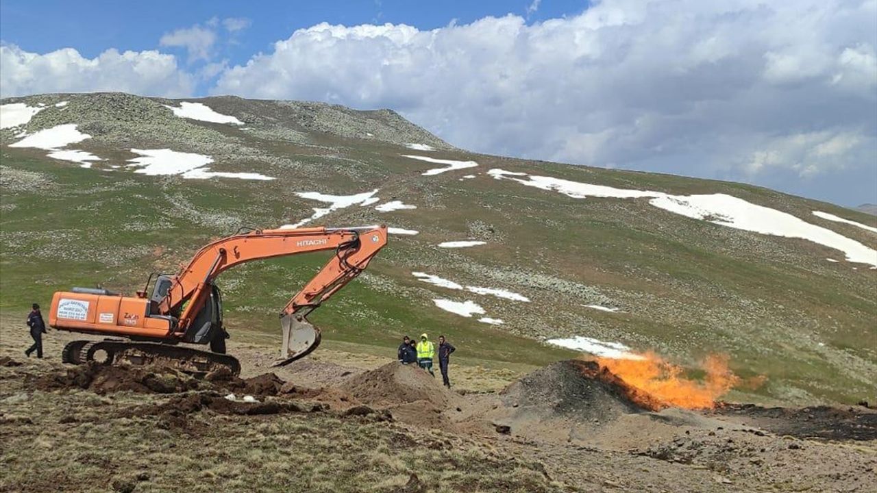 Sivas'ta Yıldırım Düşmesi Sonucu Doğal Gaz Boru Hattında Yangın Çıktı