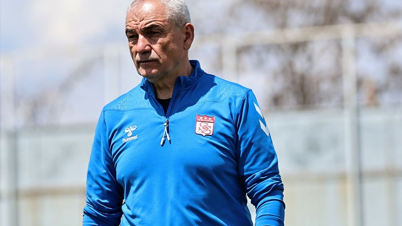 Sivasspor Teknik Direktörü Çalımbay'dan Taraftara Çağrı: "Her Maç Final Niteliğinde"
