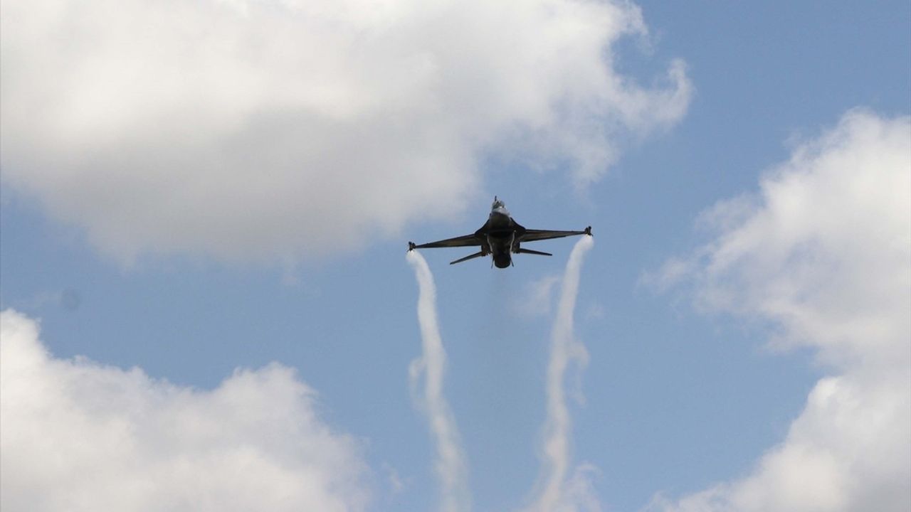 SOLOTÜRK, Fırat Üniversitesinin 50. Yılında Gösteri Uçuşu Düzenledi