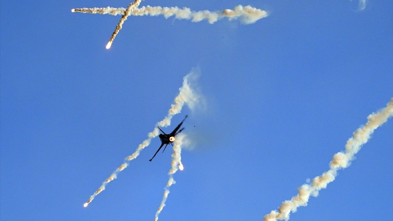 SOLOTÜRK, İstanbul'un Fethinin 572. Yıl Dönümü İçin Prova Uçuşu Gerçekleştirdi