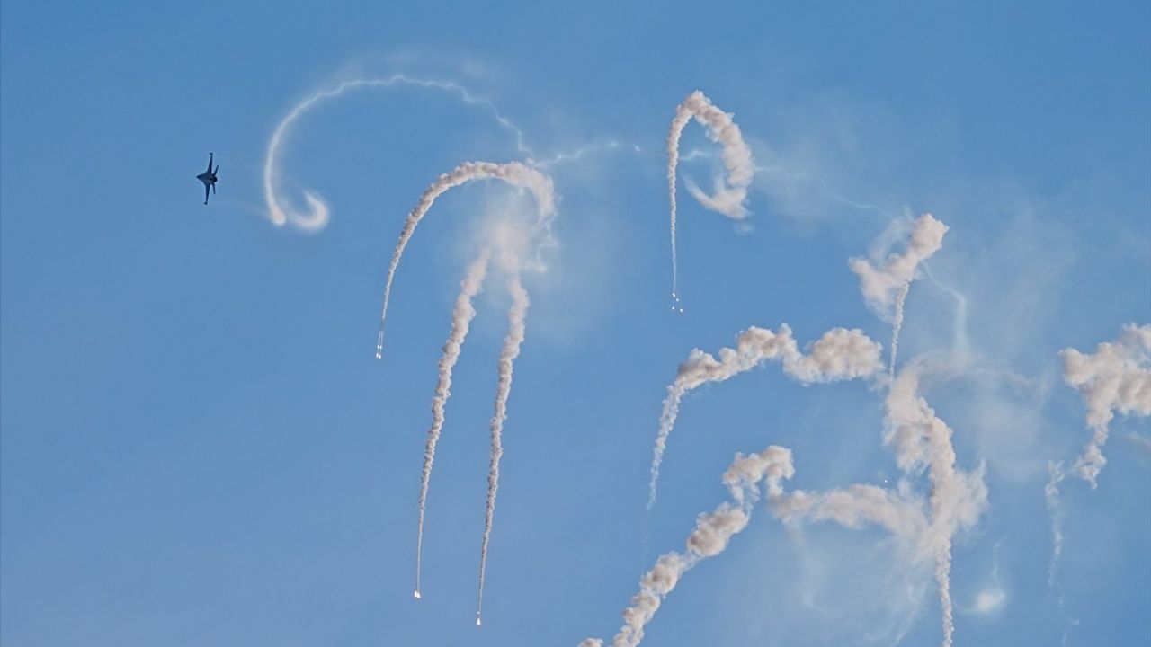SOLOTÜRK'ten İstanbul'un Fethinin 572. Yılına Özel Gösteri Uçuşu