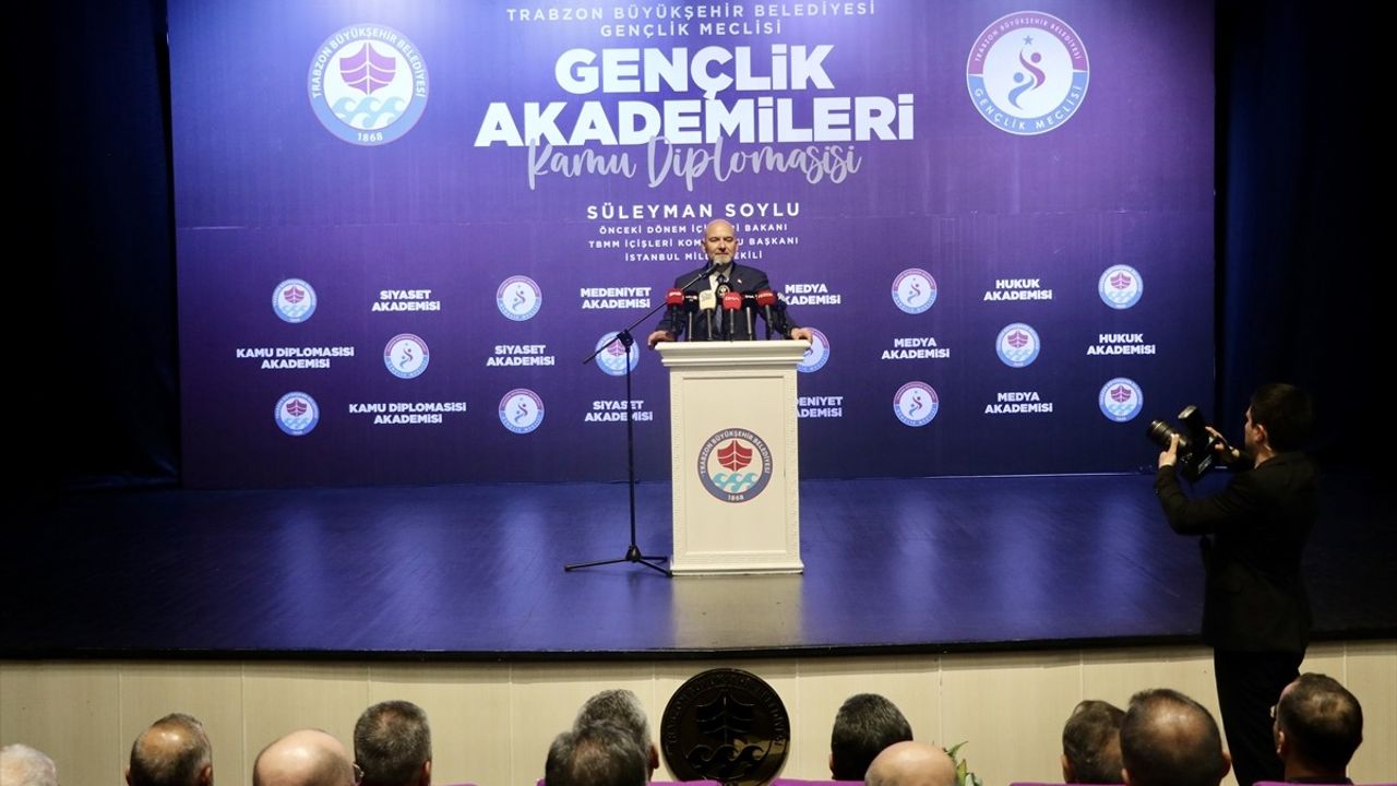 Soylu, Trabzon'da Gençlere Kamu Diplomasisi ve Terörle Mücadele Hakkında Bilgi Verdi