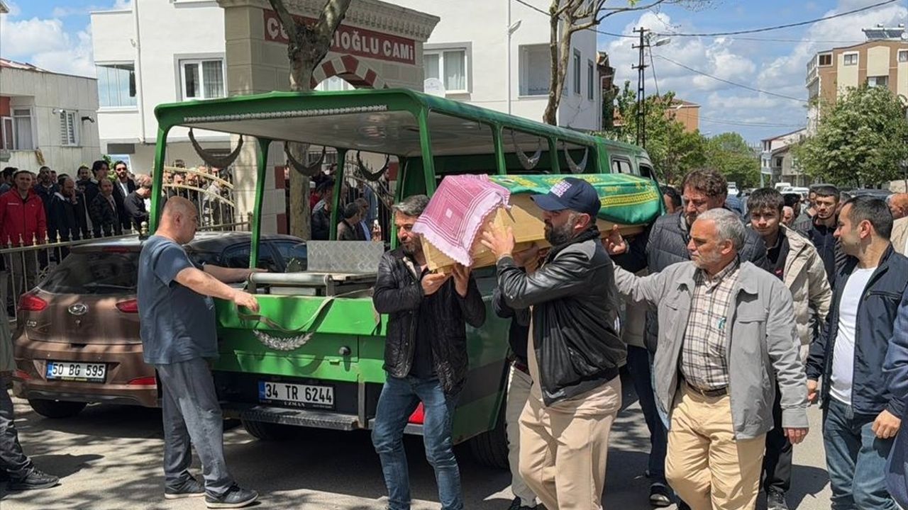 Sultanbeyli'de 4 Yaşındaki Kız Çocuğu için Cenaze Töreni Düzenlendi