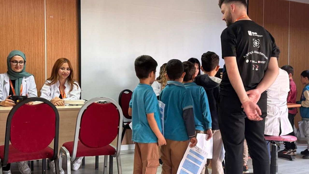 Sultanbeyli'de 766 İlkokul Öğrencisine Göz Sağlığı Taraması Yapıldı