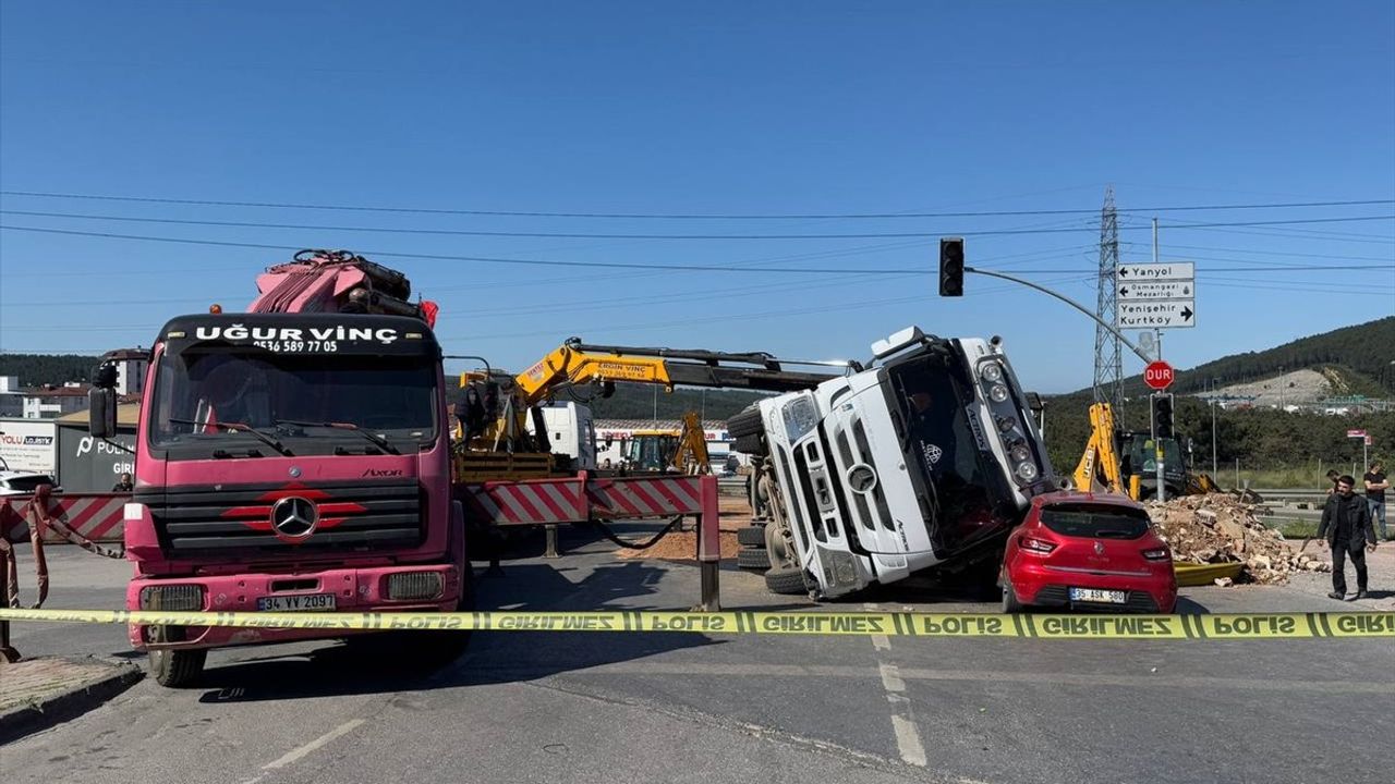 Sultanbeyli'de Hafriyat Kamyonu Sürücü Kursu Arabasının Üzerine Devrildi