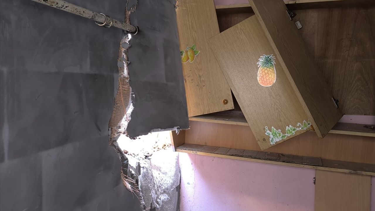 Sultangazi'de Bina Yıkımı Sırasında Komşu Apartmanda Hasar Meydana Geldi