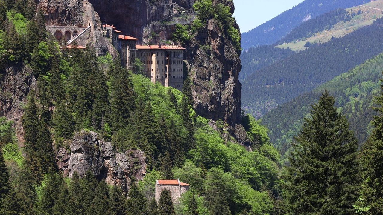 Sümela Manastırı Ziyaretçi Sayısında Artış: Yeni Sezon Yoğunluğu Başladı