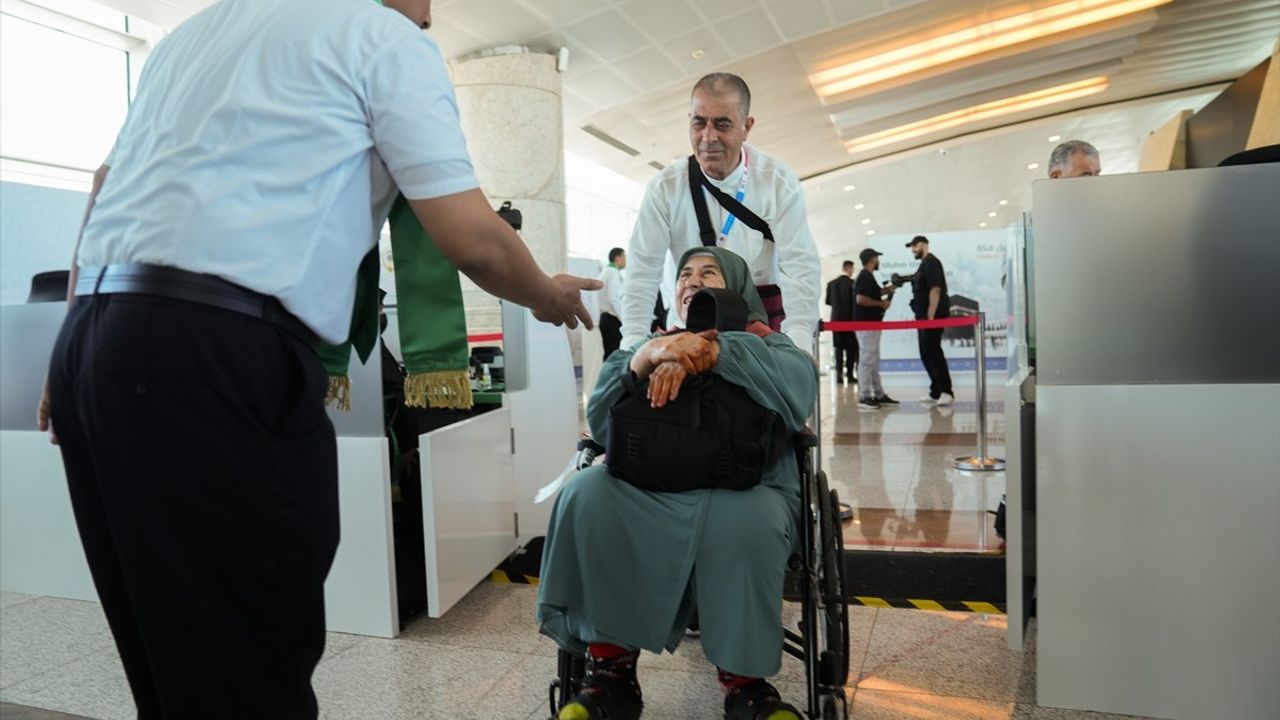 Suudi Arabistan Büyükelçisi Abu Al-Nasr, Hacı Adaylarını Esenboğa'dan Uğurladı