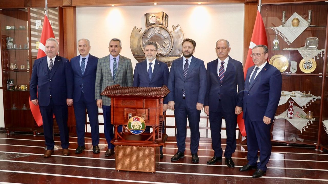 Tarım ve Orman Bakanı İbrahim Yumaklı Rize'de Temaslarda Bulundu