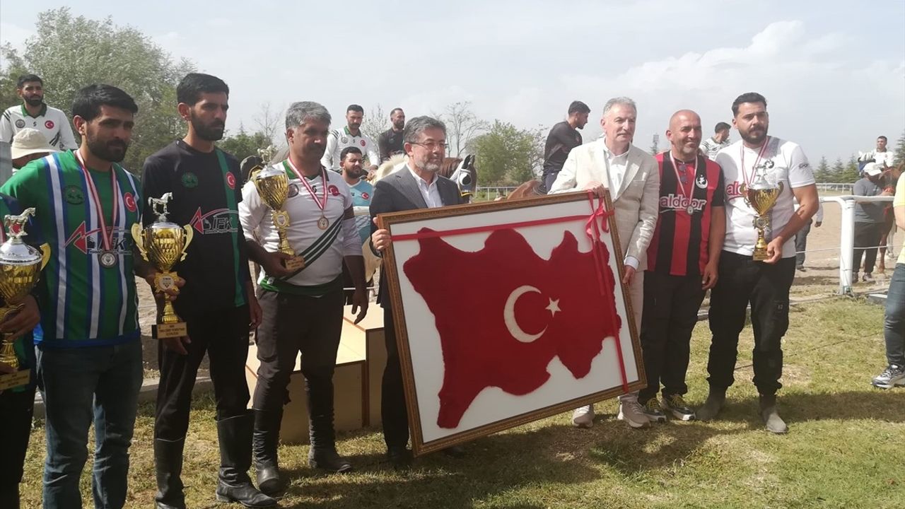 Tarım ve Orman Bakanı Yumaklı, Geleneksel Atlı Cirit Turnuvasında Konuştu