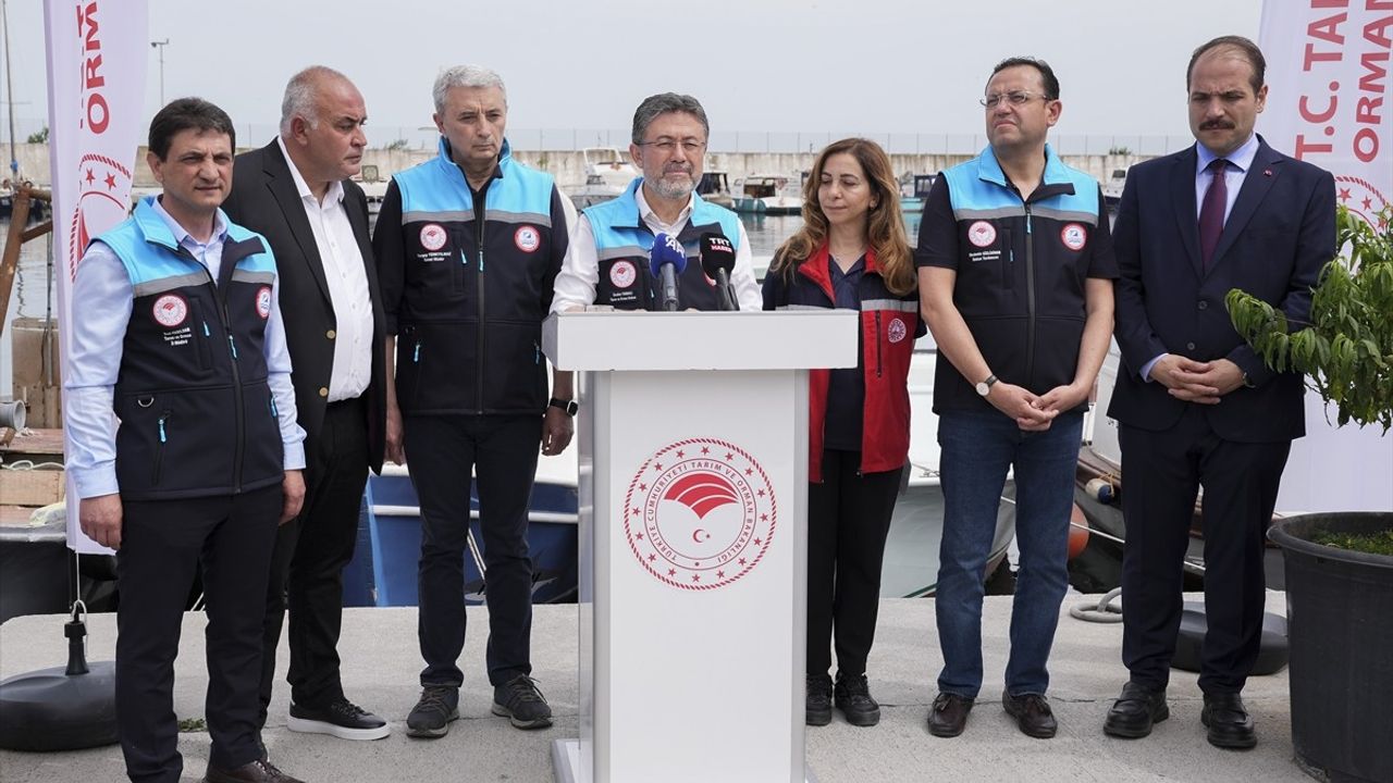 Tarım ve Orman Bakanı Yumaklı, Samatya Balıkçı Barınağı'nda Balıkçılarla Bir Araya Geldi