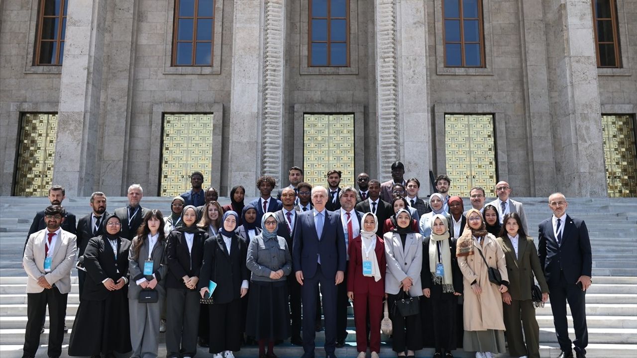TBMM Başkanı Numan Kurtulmuş, Maarif Mezunları Diplomasi Kampı'na Katılan Öğrencilerle Bir Araya Geldi