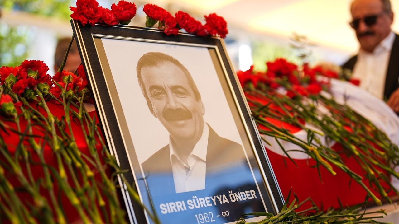 TBMM Başkanvekili Sırrı Süreyya Önder'in Cenazesi Barbaros Hayrettin Paşa Camisi'ne Getirildi