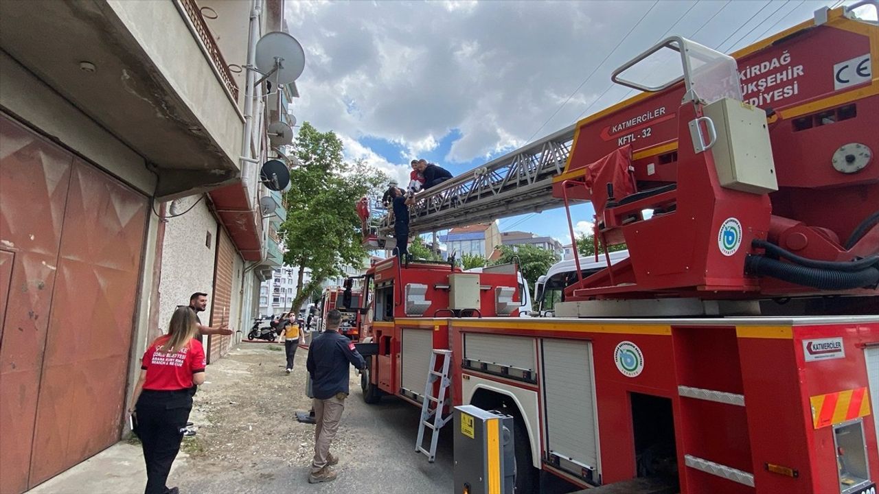 Tekirdağ'da Apartman Dairesinde Yangın: 5 Kişi Dumandan Etkilendi