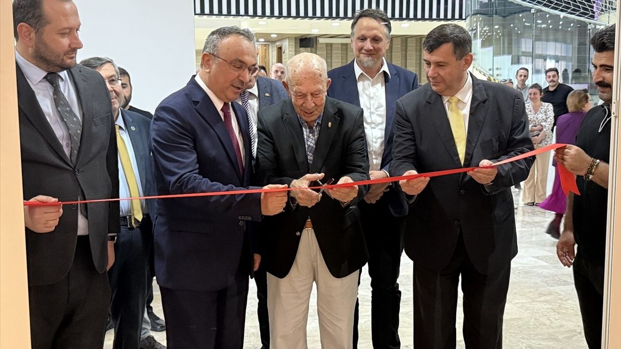 Tekirdağ'da Macar Fotoğrafçı Milan Radisics'in 'Ayak İzlerimiz' Sergisi Açıldı