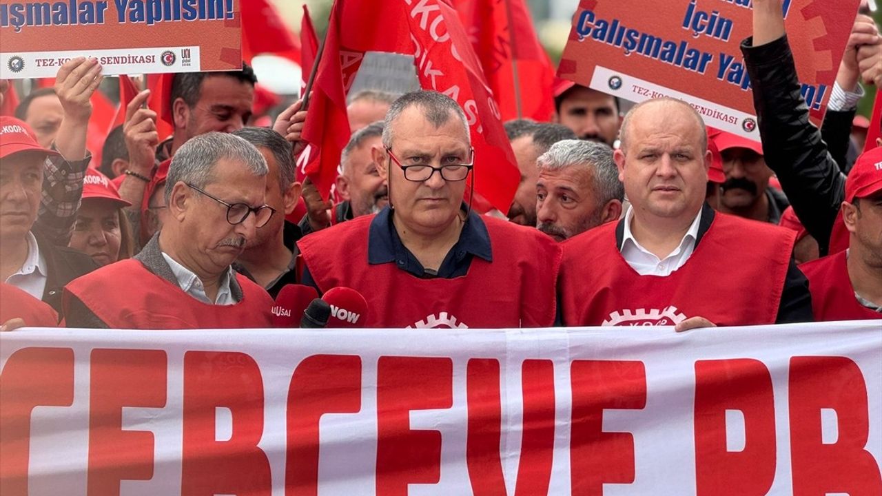 Tez-Koop-İş, Çalışma ve Sosyal Güvenlik Bakanlığı Önünde Basın Açıklaması Yaptı