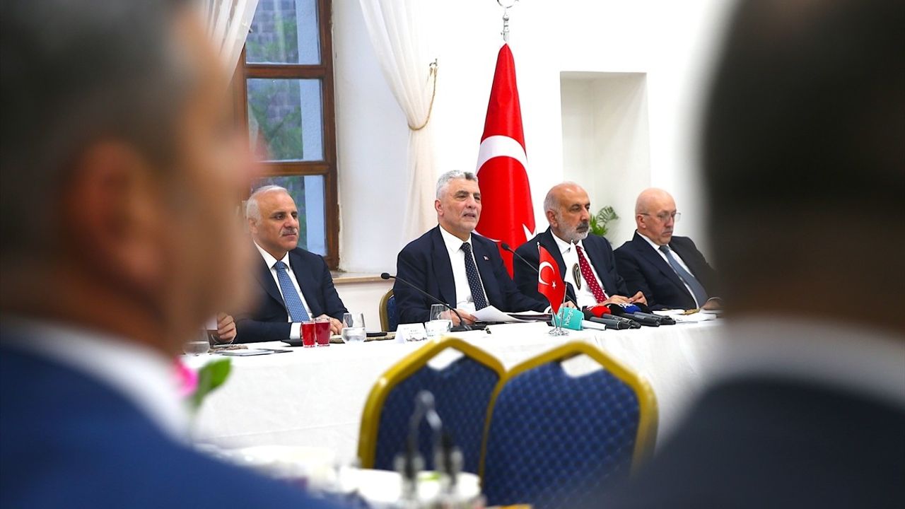 Ticaret Bakanı Bolat, Diyarbakır'daki Meslek Odaları Temsilcileriyle Buluştu