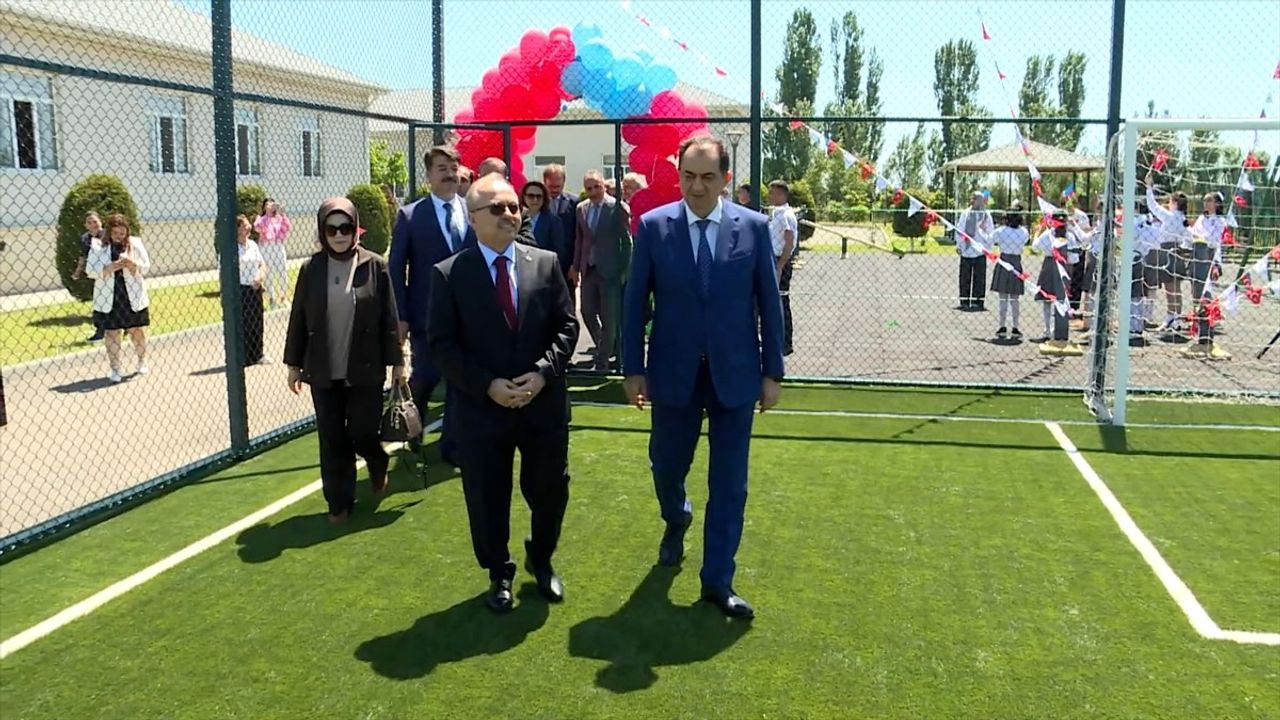 TİKA, Lenkeran'daki Sağlık Durumu Kısıtlı Çocuklara Halı Saha Desteği Sağladı