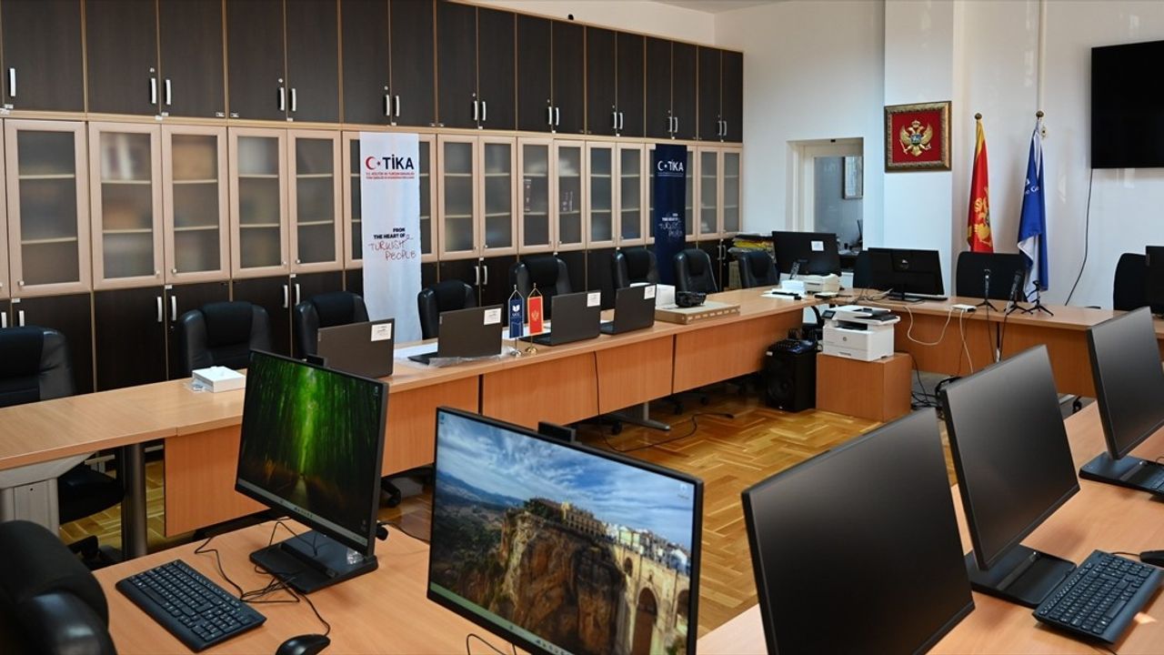TİKA'nın Karadağ Üniversitesi Tarih Enstitüsüne Teknik Ekipman Desteği