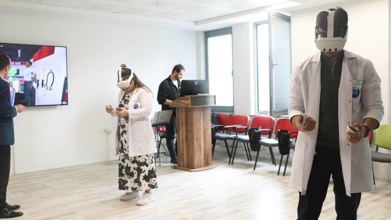 Tıp Fakültesi'nde Simülasyon Merkezi ile Hekim Adayları Mesleki Donanım Kazanıyor