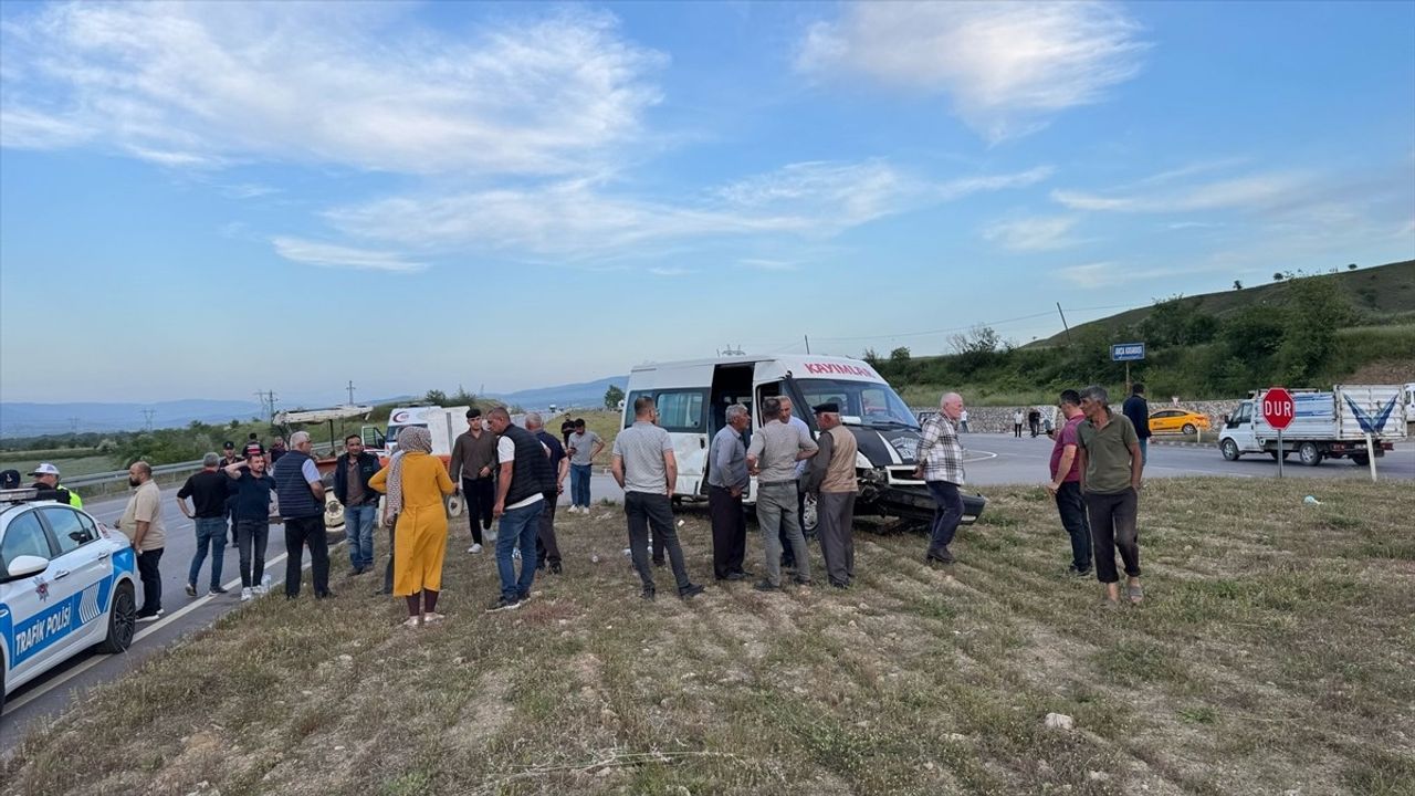 Tokat'ta Minibüs ile Traktör Çarpıştı: 7 Yaralı