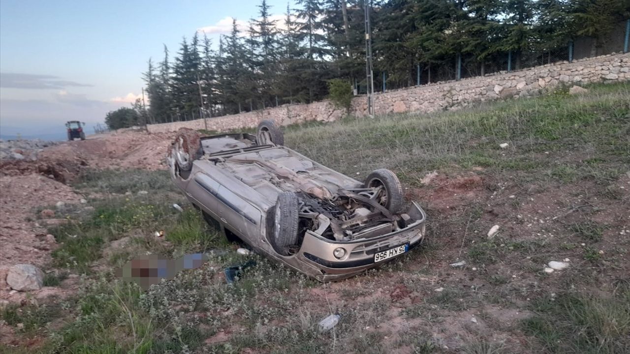 Tokat'ta Şarampole Devrilen Otomobildeki 2 Kişi Yaralandı