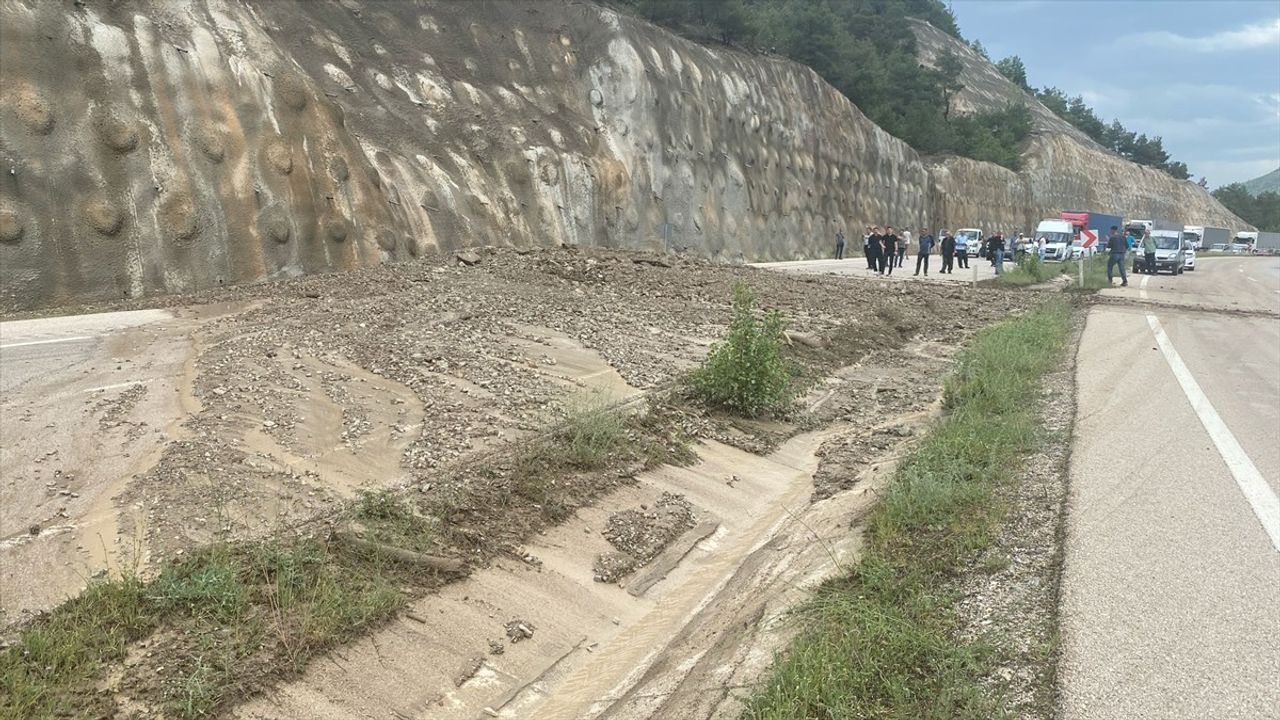 Tokat'ta Toprak Kayması Sonrası Yol Yeniden Ulaşıma Açıldı