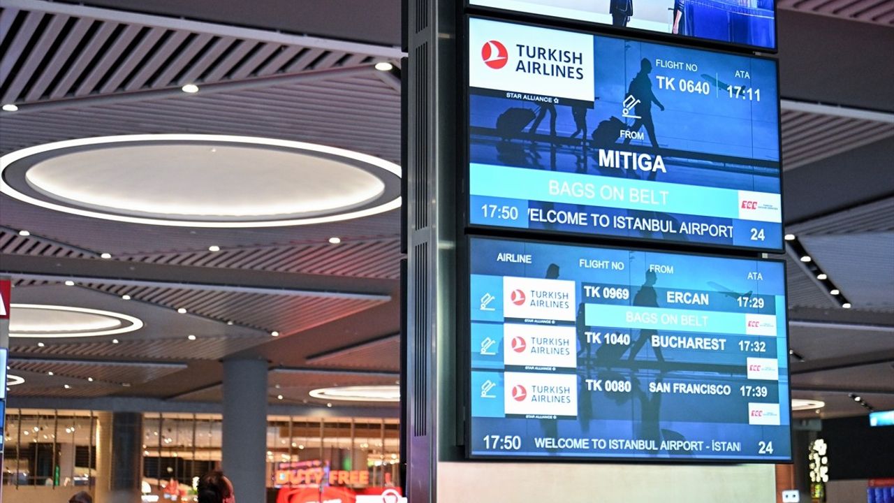 Trablus'tan Türk Vatandaşlarını Taşıyan İlk Uçak İstanbul'a İndi