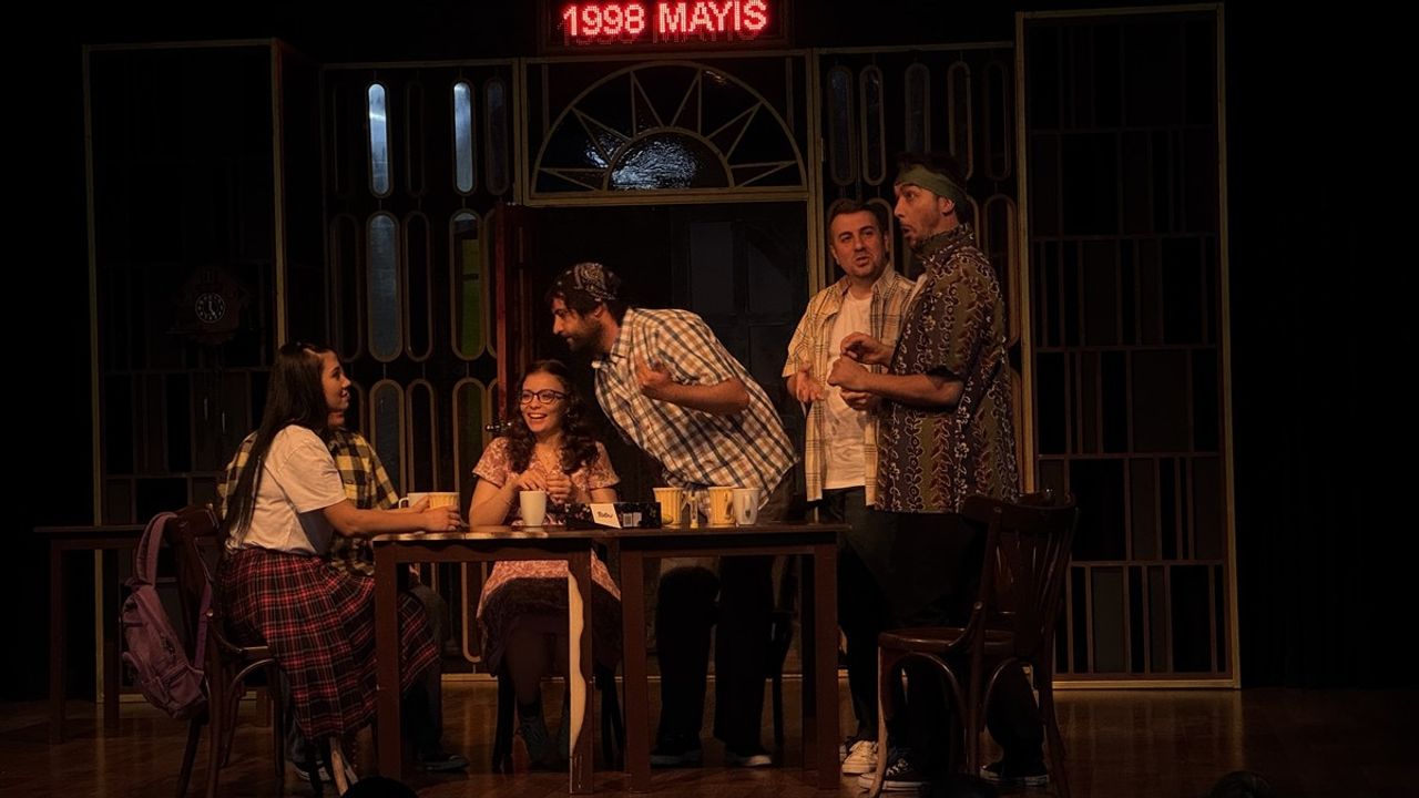 Trabzon'da 25. Uluslararası Karadeniz Tiyatro Festivali Kapsamında 'Öğle Kahvesi' Oyunu Sahnelendi