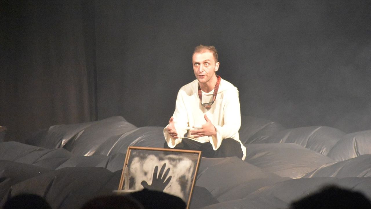 Trabzon'da 25. Uluslararası Karadeniz Tiyatro Festivali'nde Üç Oyun Sahnelendi