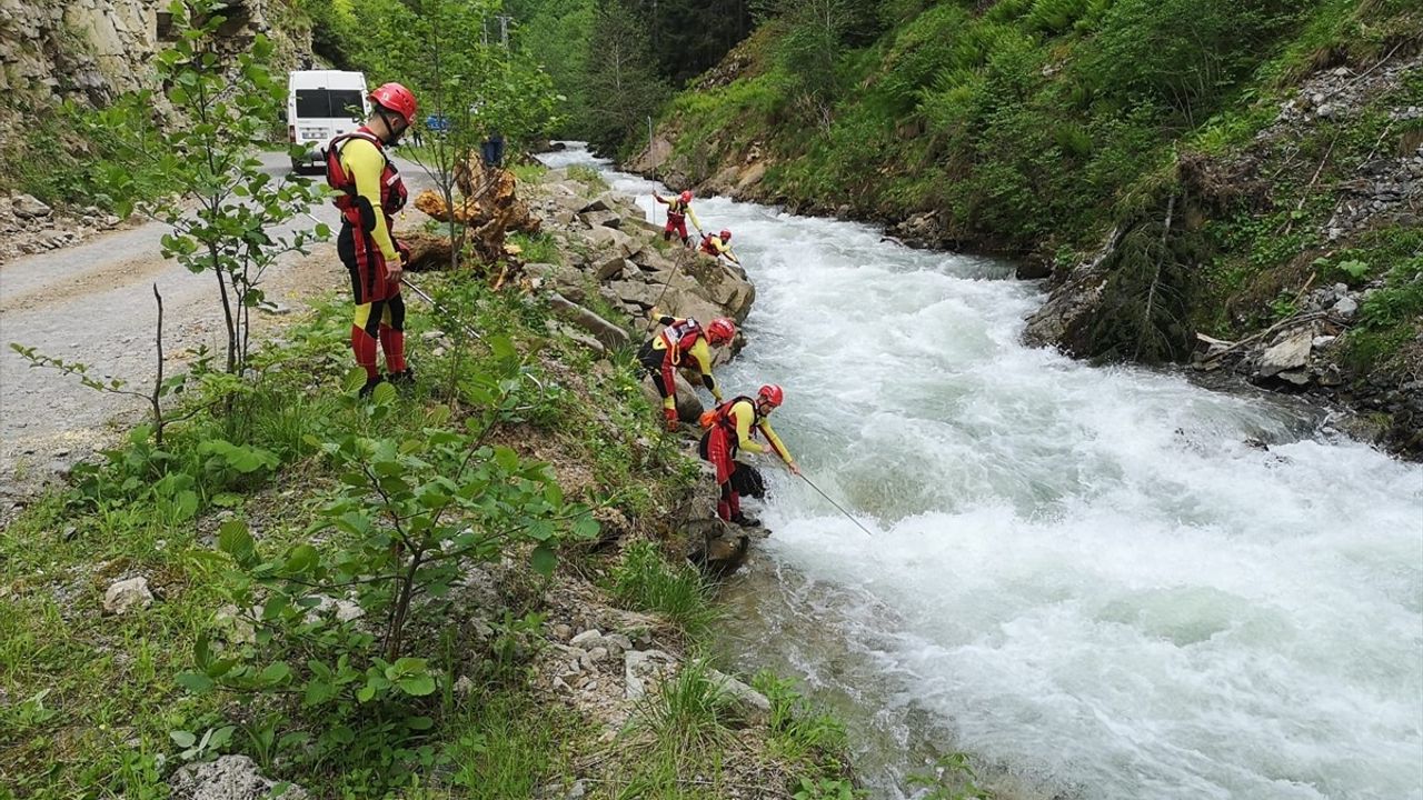 Trabzon'da Dereye Düşen 9 Yaşındaki Çocuk için Arama Çalışmaları Başlatıldı