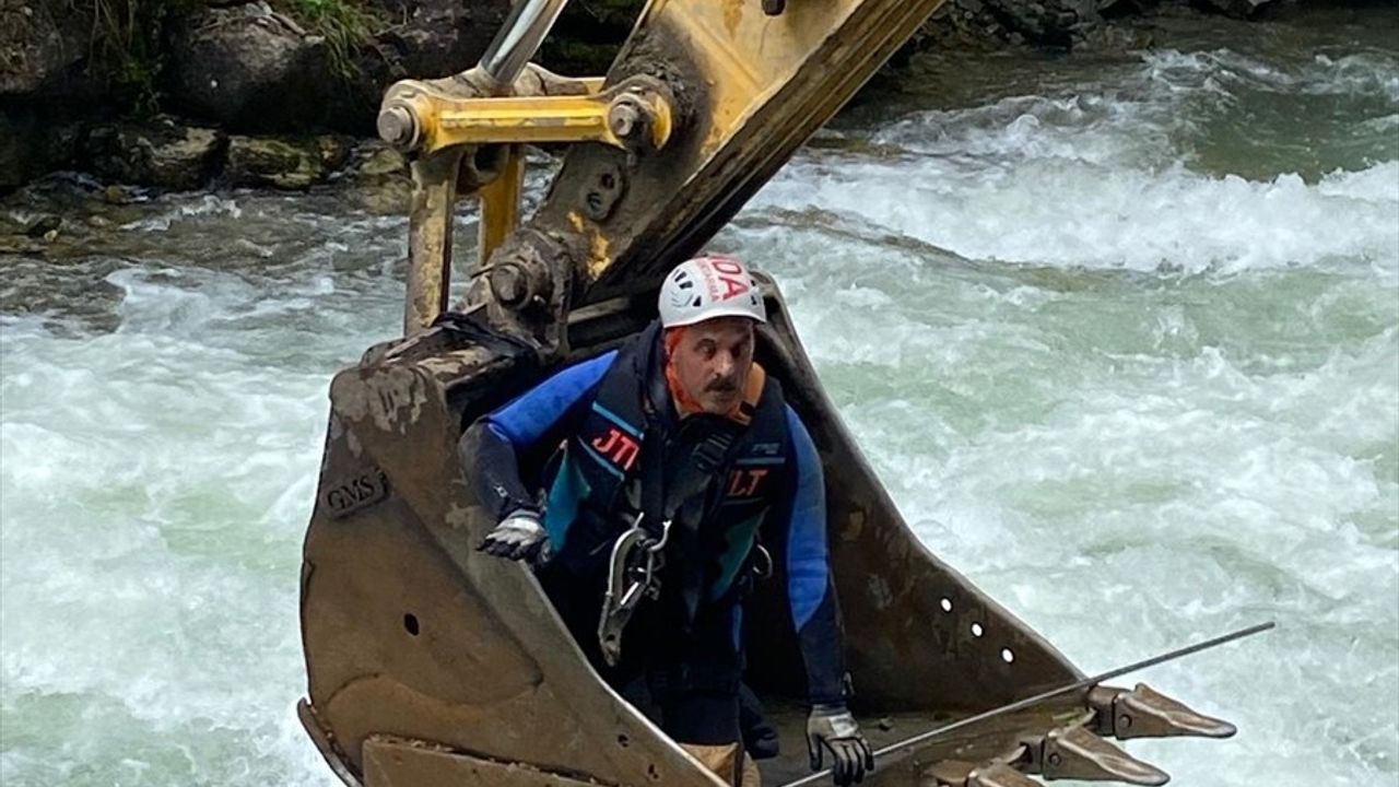 Trabzon'da Dereye Düşen 9 Yaşındaki Çocuk için Arama Çalışmaları Devam Ediyor