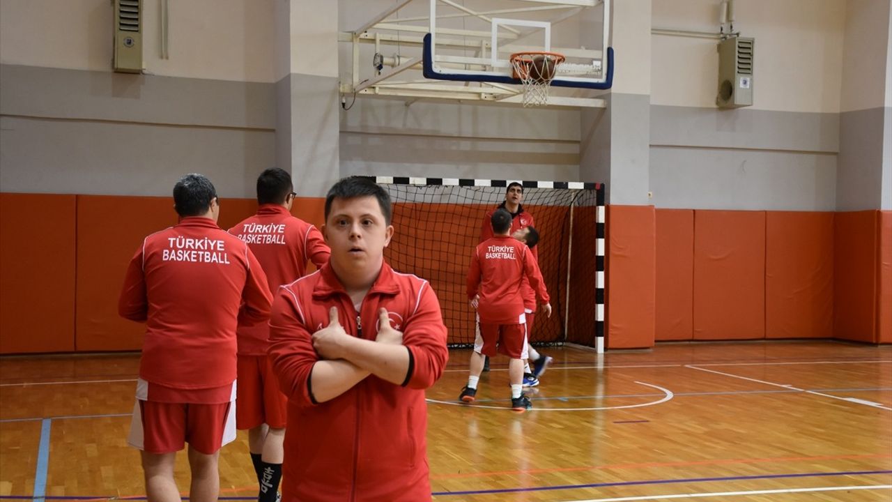 Trabzon'da Down Sendromlular Basketbol Milli Takımı ile Üniversite Öğrencileri Arasında Dostluk Maçı Düzenlendi